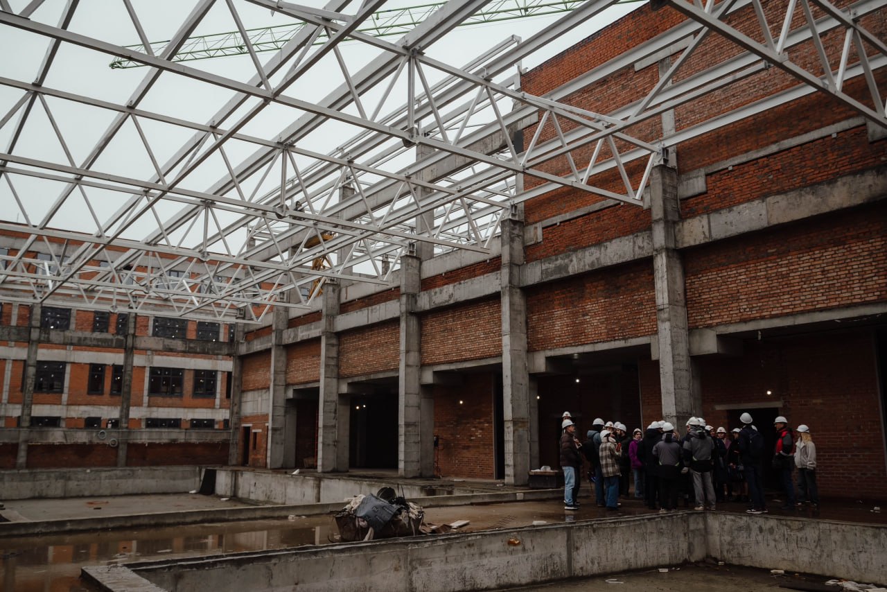 Накануне губернатор Курской области Александр Хинштейн проверил ход строительства школы на проспекте Плевицкой на 1,6 тыс Накануне губернатор Курской области Александр Хинштейн проверил ход строительства школы на проспекте Плевицкой на 1,6 тыс