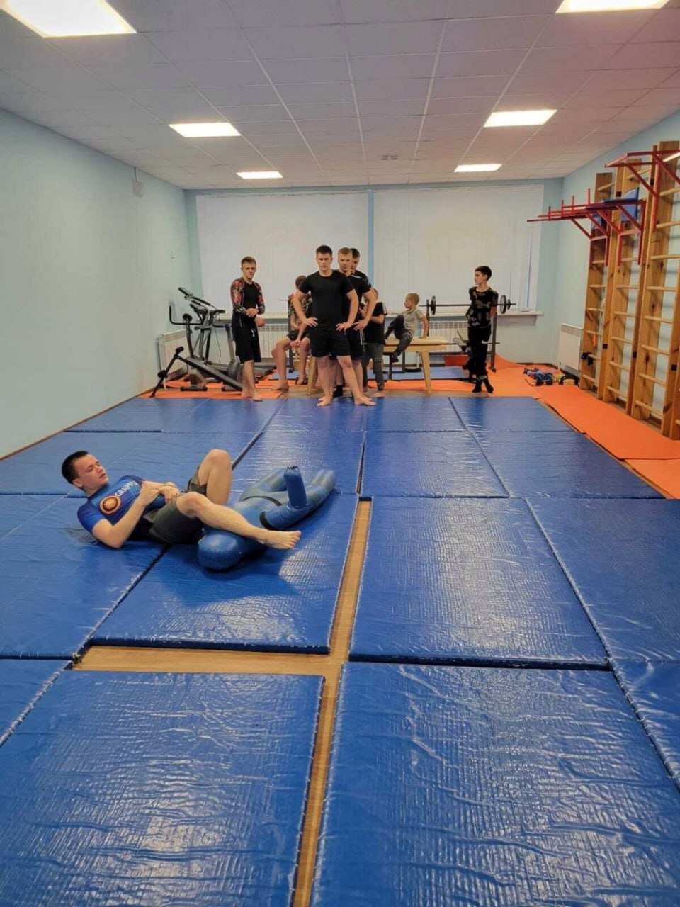 Тренер-преподаватель Дмитрий Чевычелов в Верхнелюбажской детско-юношеской спортшколе проводит занятия по грэпплингу Тренер-преподаватель Дмитрий Чевычелов в Верхнелюбажской детско-юношеской спортшколе проводит занятия по грэпплингу