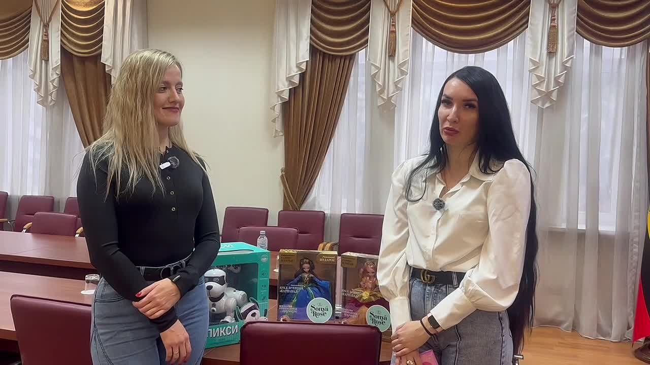 Сторонники Единой России принесли в «Коробку храбрости» игрушки