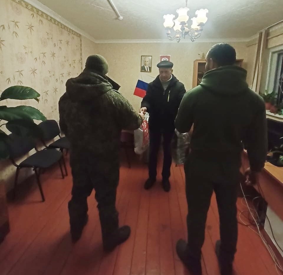 Наступили осенние холода и женщины-труженицы снова взяли в руки спицы и начали вязать теплые носки для ребят, которым так необходима наша забота и внимание Наступили осенние холода и женщины-труженицы снова взяли в руки спицы и начали вязать теплые носки для ребят, которым так необходима наша забота и внимание