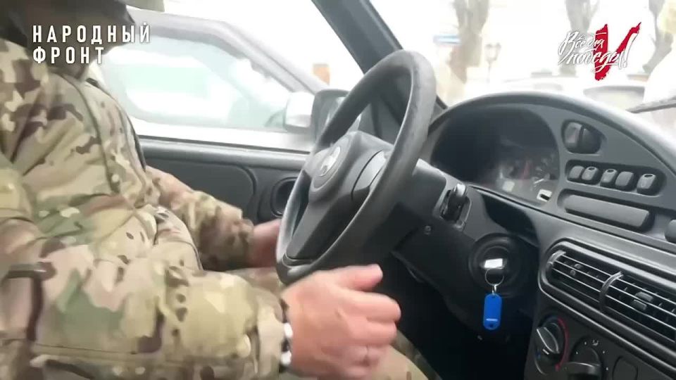 Автомобиль и подарок с "плюшевым" сердцем - для "Ахмата"