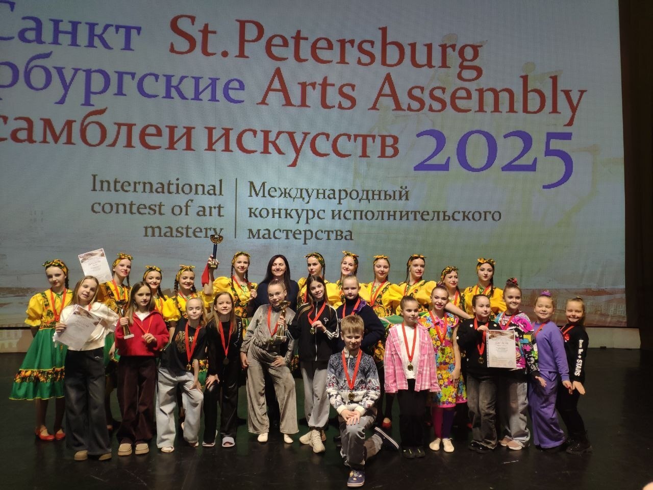 Лауреаты первой степени в номинации «Детский танец», лауреаты первой степени в номинации «Эстрадный танец» и Гран-при всероссийского конкурса «Искусство танца» - такие награды привёз в родной город хореографический ансамбль...