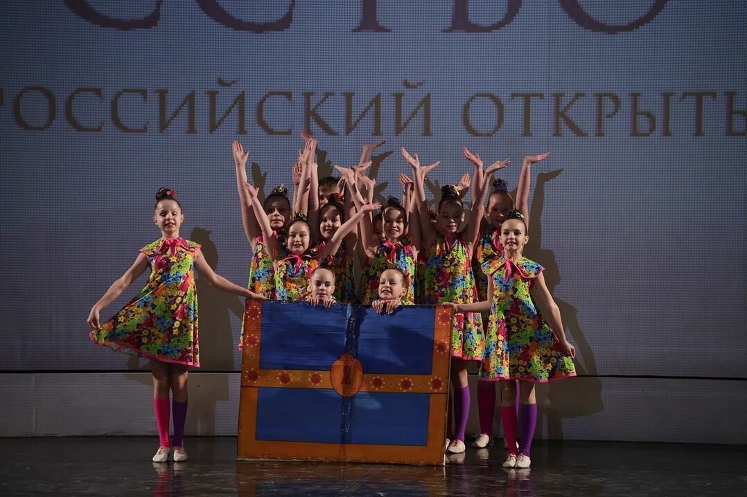 Лауреаты первой степени в номинации «Детский танец», лауреаты первой степени в номинации «Эстрадный танец» и Гран-при всероссийского конкурса «Искусство танца» - такие награды привёз в родной город хореографический ансамбль... Лауреаты первой степени в номинации «Детский танец», лауреаты первой степени в номинации «Эстрадный танец» и Гран-при всероссийского конкурса «Искусство танца» - такие награды привёз в родной город хореографический ансамбль...