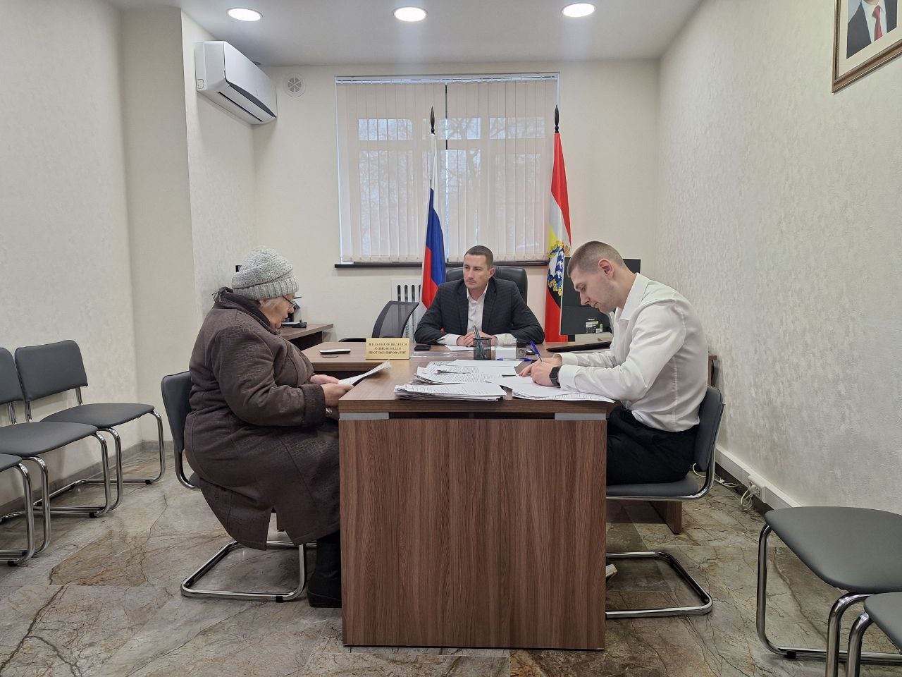 Исполняющий обязанности министра ЖКХ и ТЭК региона Павел Богомазов провёл личный приём граждан, на котором были рассмотрены вопросы газификации населённых пунктов; неисправной работы водонапорной башни; вырубки деревьев и... Исполняющий обязанности министра ЖКХ и ТЭК региона Павел Богомазов провёл личный приём граждан, на котором были рассмотрены вопросы газификации населённых пунктов; неисправной работы водонапорной башни; вырубки деревьев и...