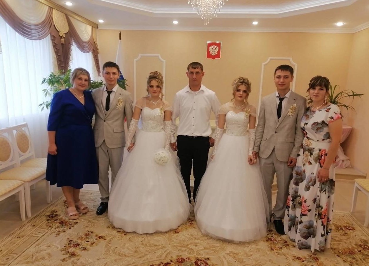 Уникальная история любви: у пары из курских близнецов родилась дочь Уникальная история любви: у пары из курских близнецов родилась дочь