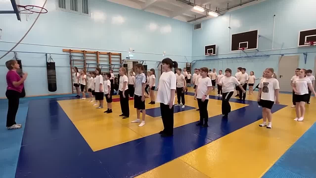 Акция, в рамках воспитания здорового образа жизни у детей и молодежи "На зарядку становись!" в образовательных организациях города Курчатова продолжается!