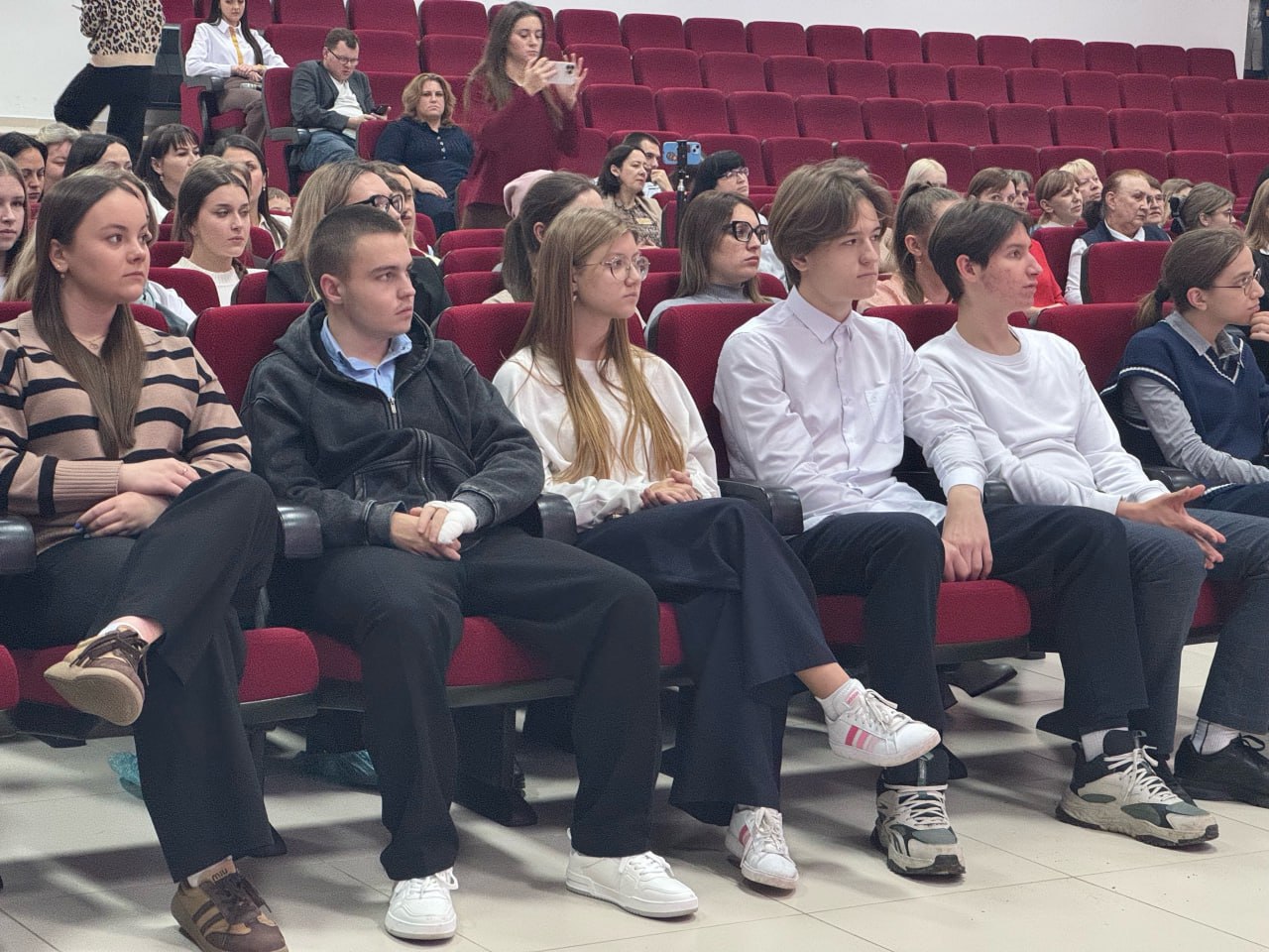 В Курске обсудили сохранение духовно-нравственных ценностей в современном мире В Курске обсудили сохранение духовно-нравственных ценностей в современном мире