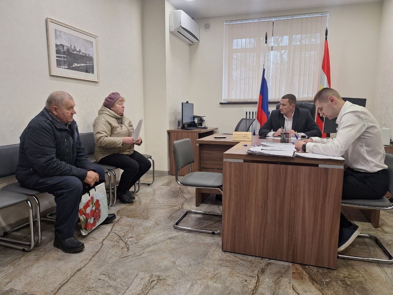 Исполняющий обязанности министра ЖКХ и ТЭК региона Павел Богомазов провёл личный приём граждан, на котором были рассмотрены вопросы газификации населённых пунктов; неисправной работы водонапорной башни; вырубки деревьев и... Исполняющий обязанности министра ЖКХ и ТЭК региона Павел Богомазов провёл личный приём граждан, на котором были рассмотрены вопросы газификации населённых пунктов; неисправной работы водонапорной башни; вырубки деревьев и...