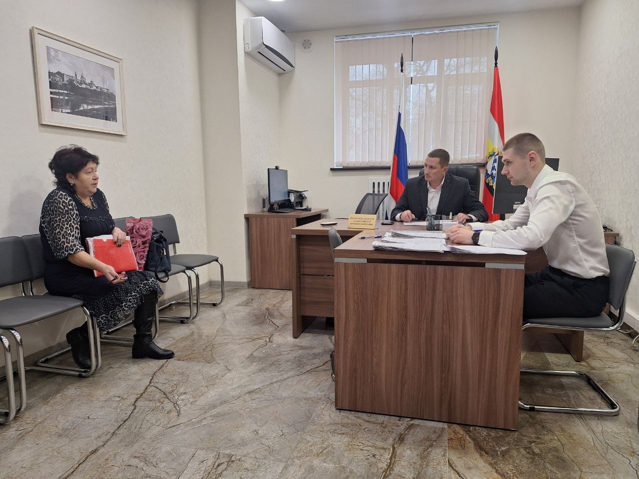 Исполняющий обязанности министра ЖКХ и ТЭК региона Павел Богомазов провёл личный приём граждан, на котором были рассмотрены вопросы газификации населённых пунктов; неисправной работы водонапорной башни; вырубки деревьев и...