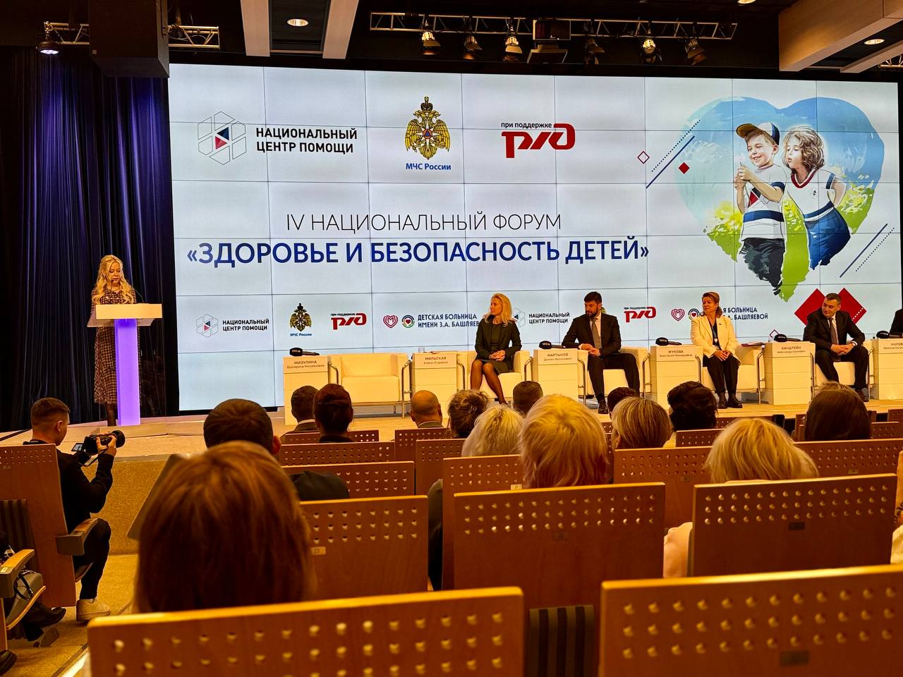 Александр Хинштейн: Подписал соглашение о взаимодействии с «Национальным мониторинговым центром помощи пропавшим и пострадавшим детям» в рамках IV национального форума «Здоровье и безопасность детей — залог благополучия... Александр Хинштейн: Подписал соглашение о взаимодействии с «Национальным мониторинговым центром помощи пропавшим и пострадавшим детям» в рамках IV национального форума «Здоровье и безопасность детей — залог благополучия...