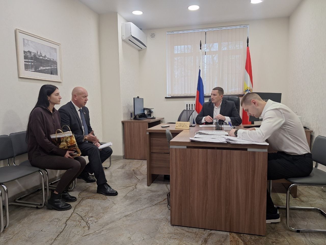 Исполняющий обязанности министра ЖКХ и ТЭК региона Павел Богомазов провёл личный приём граждан, на котором были рассмотрены вопросы газификации населённых пунктов; неисправной работы водонапорной башни; вырубки деревьев и... Исполняющий обязанности министра ЖКХ и ТЭК региона Павел Богомазов провёл личный приём граждан, на котором были рассмотрены вопросы газификации населённых пунктов; неисправной работы водонапорной башни; вырубки деревьев и...