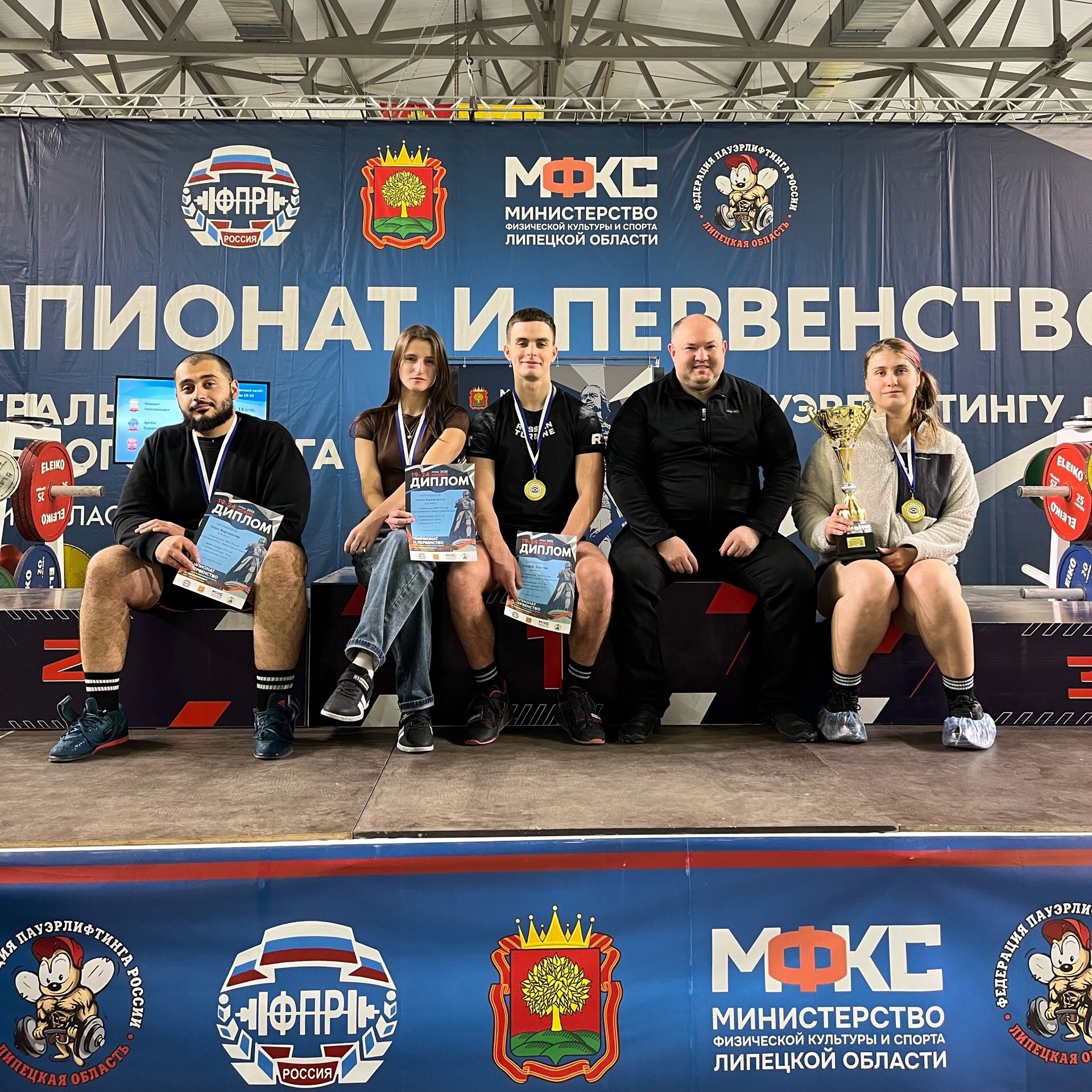 ПЯТЬ МЕДАЛЕЙ В ПАУЭРЛИФТИНГЕ