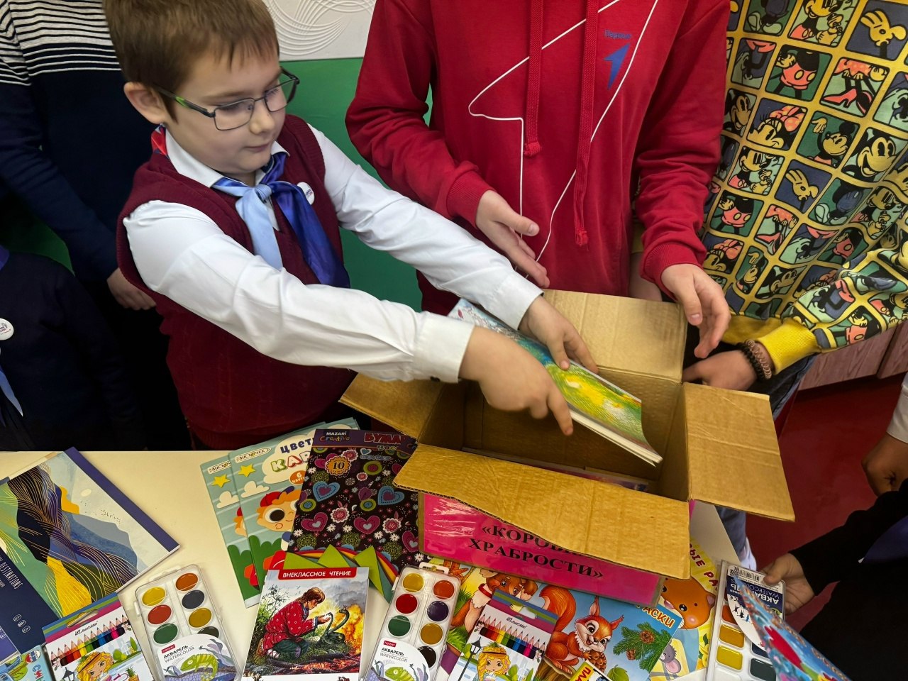 Коробка храбрости. Бобровская школа в Поныровском районе активно участвует в благотворительной акции «Коробка храбрости»