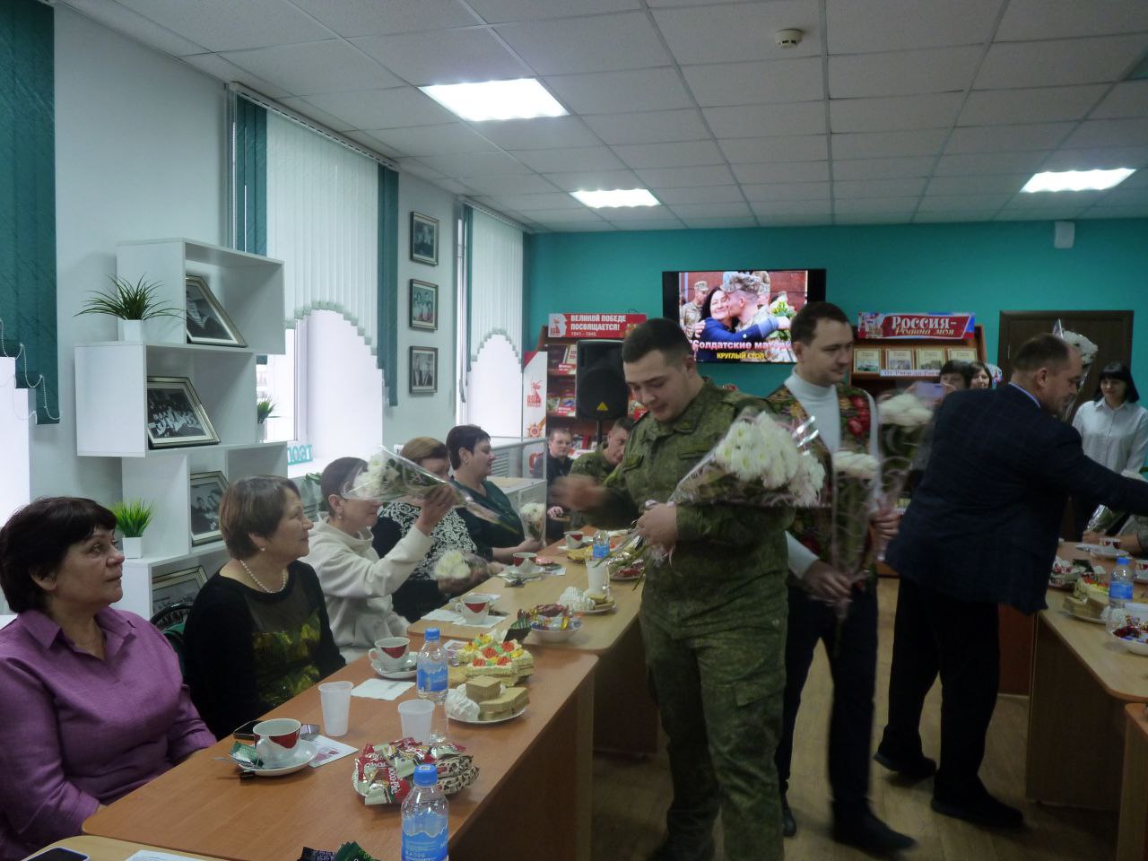 Геннадий Енютин: Сегодня в межпоселенческой библиотеке накануне Дня матери прошла встреча с мамами и супругами участников специальной военной операции Геннадий Енютин: Сегодня в межпоселенческой библиотеке накануне Дня матери прошла встреча с мамами и супругами участников специальной военной операции