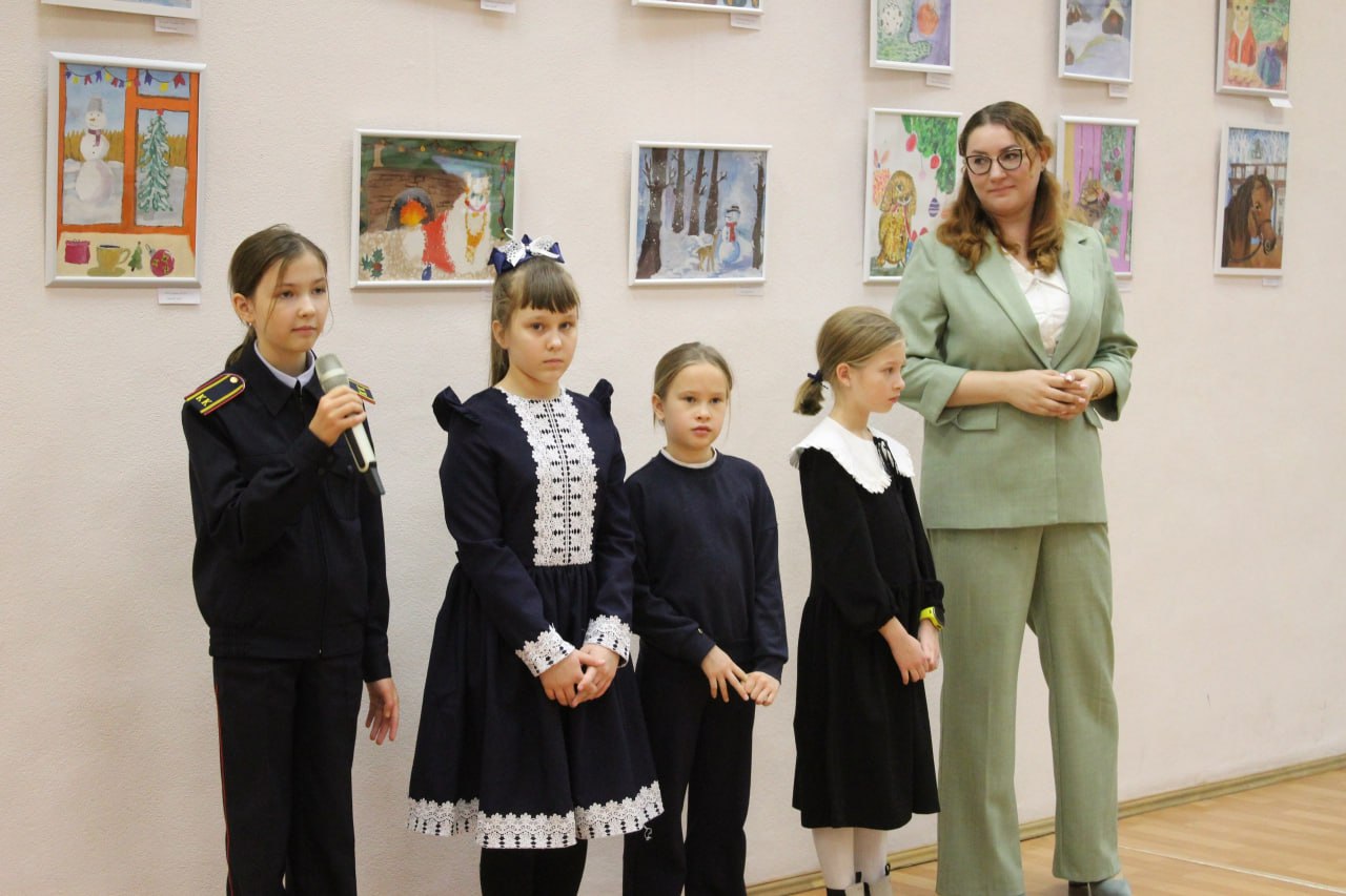 В Курске проходит выставка художественных работ Альбины Невядомской и её учеников