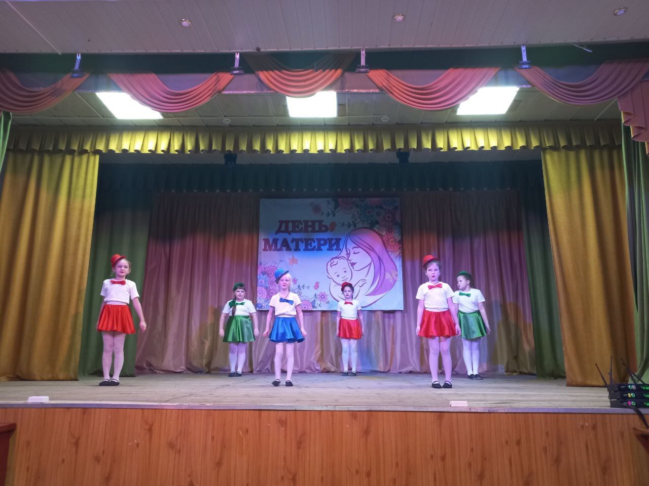 В Тимском РДК прозвучали слова любви и благодарности в честь Дня матери В Тимском РДК прозвучали слова любви и благодарности в честь Дня матери