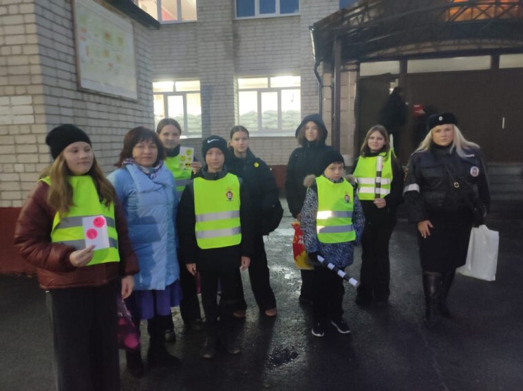 Сотрудники Курчатовской Госавтоинспекции совместно с родителями учащихся школы №6 провели утреннюю профилактическую проверку