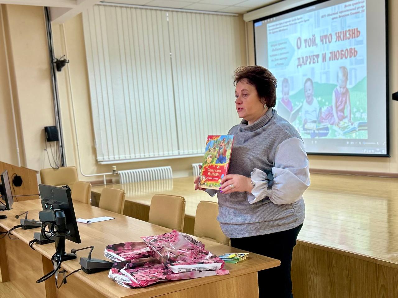 Новоиспеченным курским мамам вручили первые читательские билеты детей