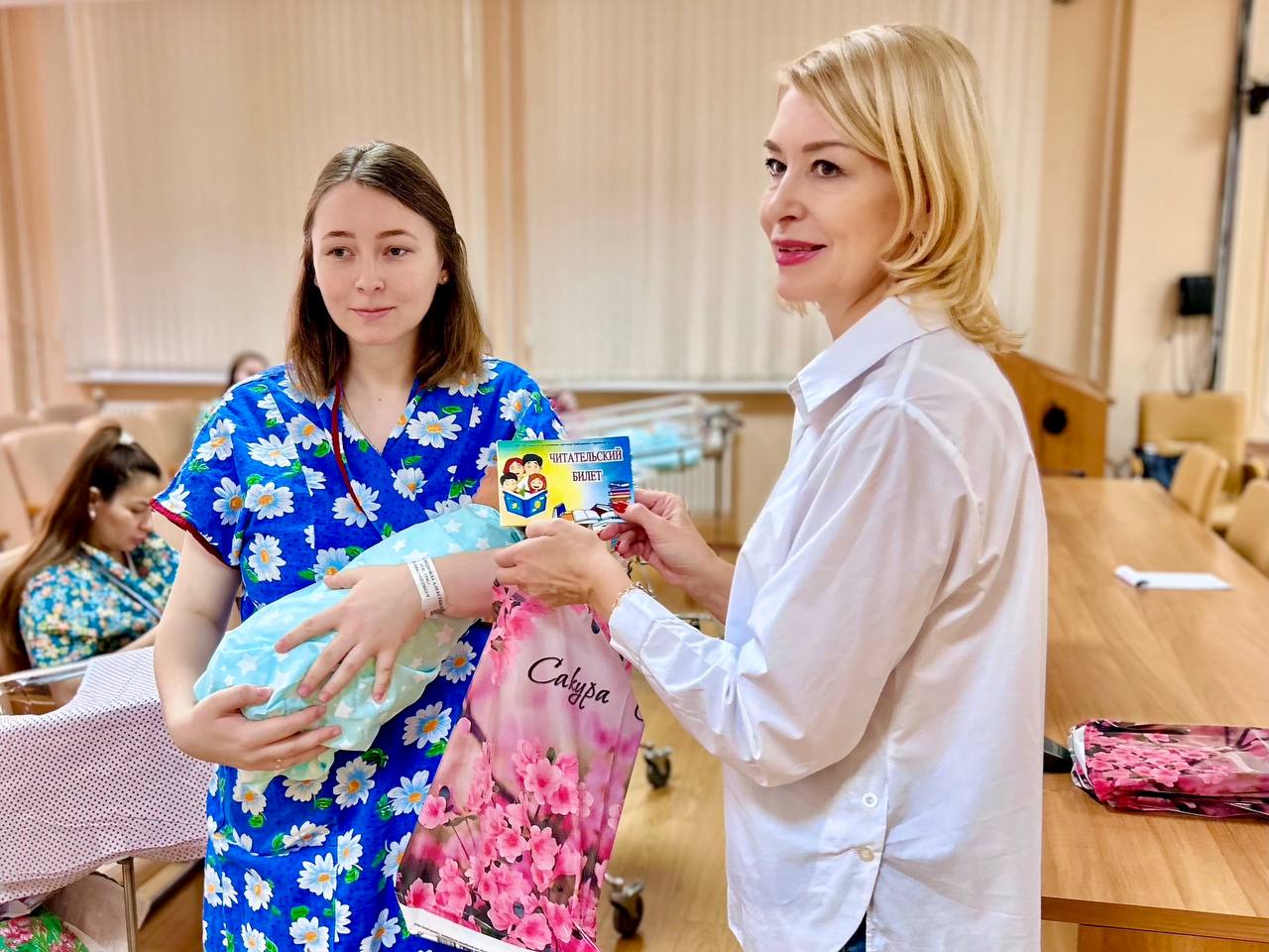 Новоиспеченным курским мамам вручили первые читательские билеты детей Новоиспеченным курским мамам вручили первые читательские билеты детей