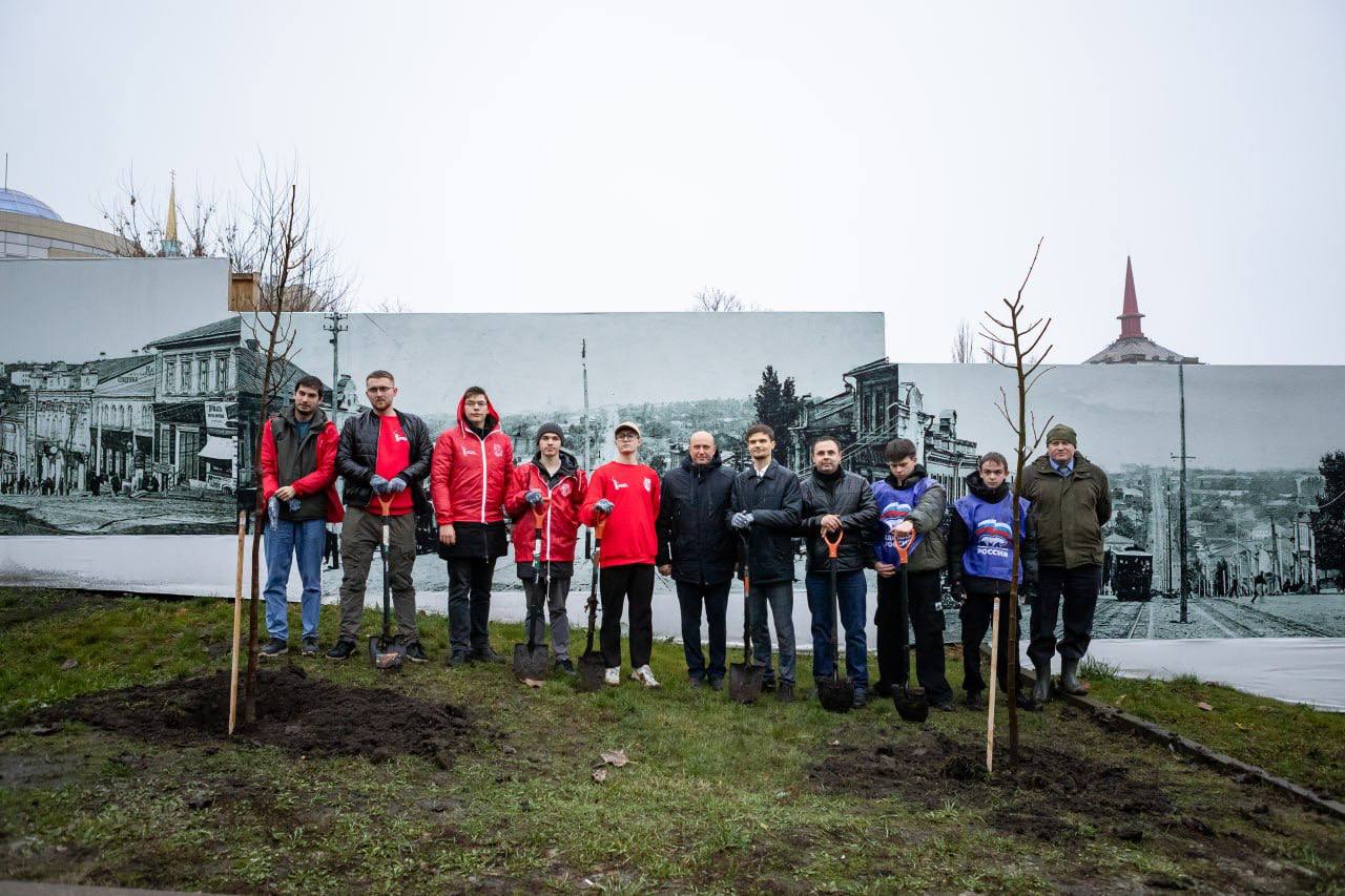 Партийцы, члены «Молодой гвардии» и «Волонтерской роты» высадили саженцы лип Партийцы, члены «Молодой гвардии» и «Волонтерской роты» высадили саженцы лип