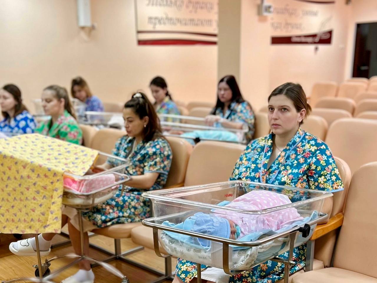 Новоиспеченным курским мамам вручили первые читательские билеты детей Новоиспеченным курским мамам вручили первые читательские билеты детей