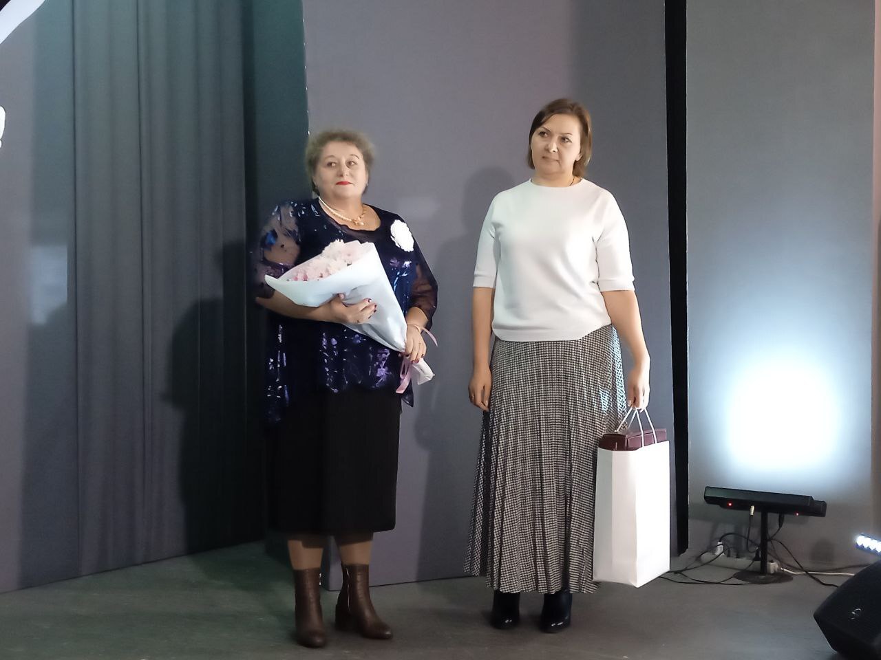 День матери. Сегодня, в преддверии празднования Дня матери, в областном Доме народного творчества чествовали матерей - жительниц Кореневского района, внесших вклад в воспитание своих детей, внуков, в развитие сельского... День матери. Сегодня, в преддверии празднования Дня матери, в областном Доме народного творчества чествовали матерей - жительниц Кореневского района, внесших вклад в воспитание своих детей, внуков, в развитие сельского...