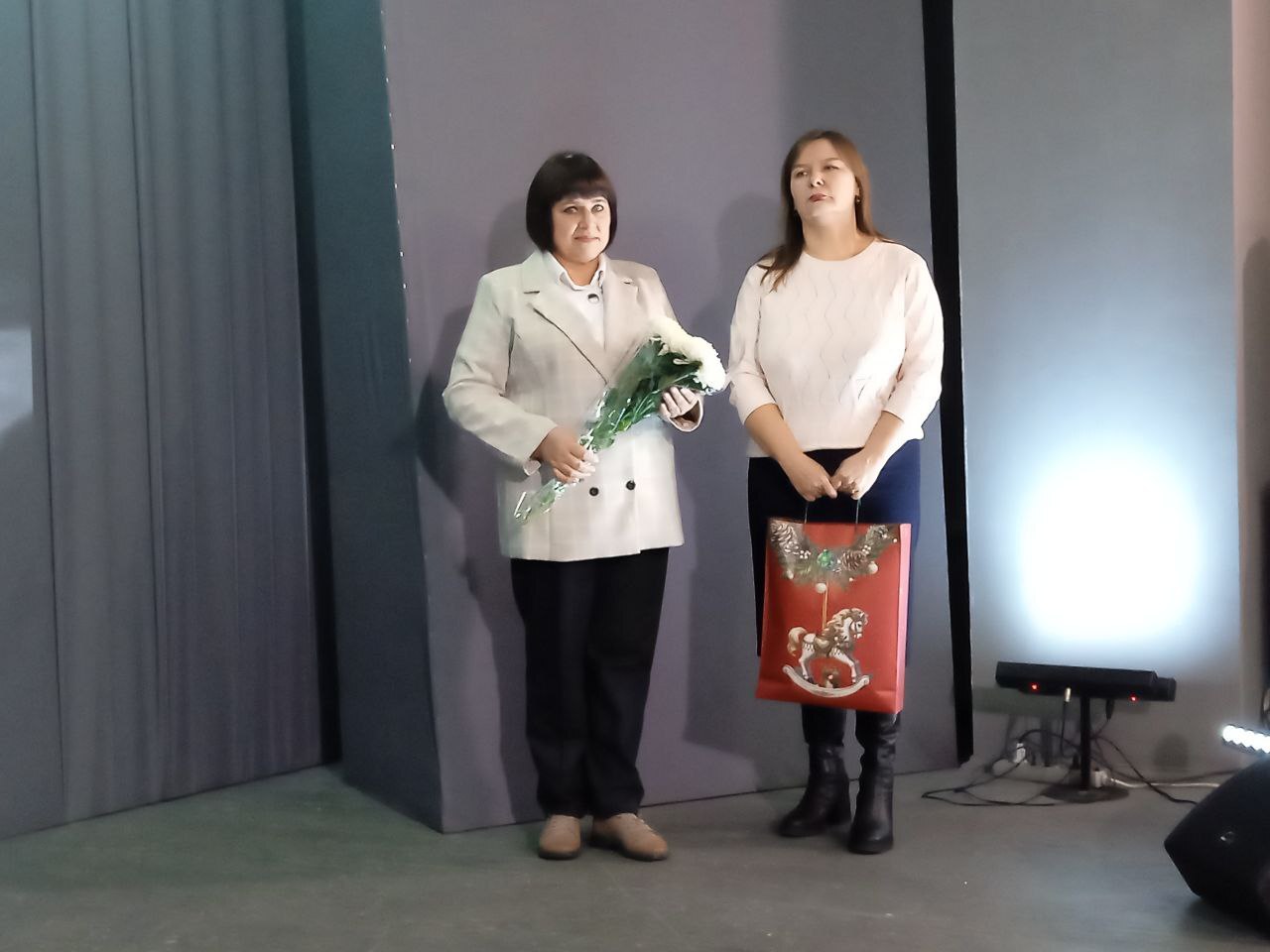 День матери. Сегодня, в преддверии празднования Дня матери, в областном Доме народного творчества чествовали матерей - жительниц Кореневского района, внесших вклад в воспитание своих детей, внуков, в развитие сельского... День матери. Сегодня, в преддверии празднования Дня матери, в областном Доме народного творчества чествовали матерей - жительниц Кореневского района, внесших вклад в воспитание своих детей, внуков, в развитие сельского...