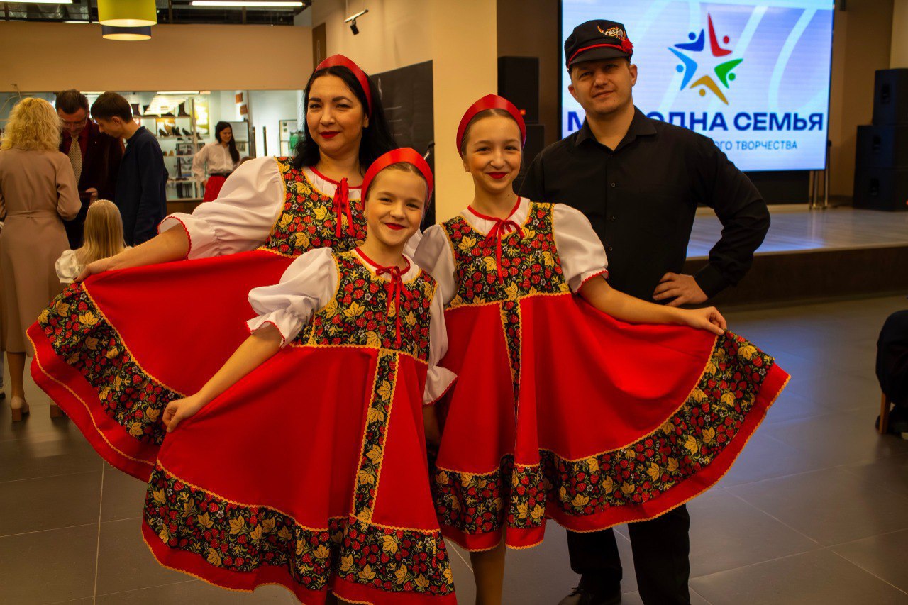 В арт-пространстве «Луна» прошел фестиваль семейного творчества «Мир — одна семья» В арт-пространстве «Луна» прошел фестиваль семейного творчества «Мир — одна семья»