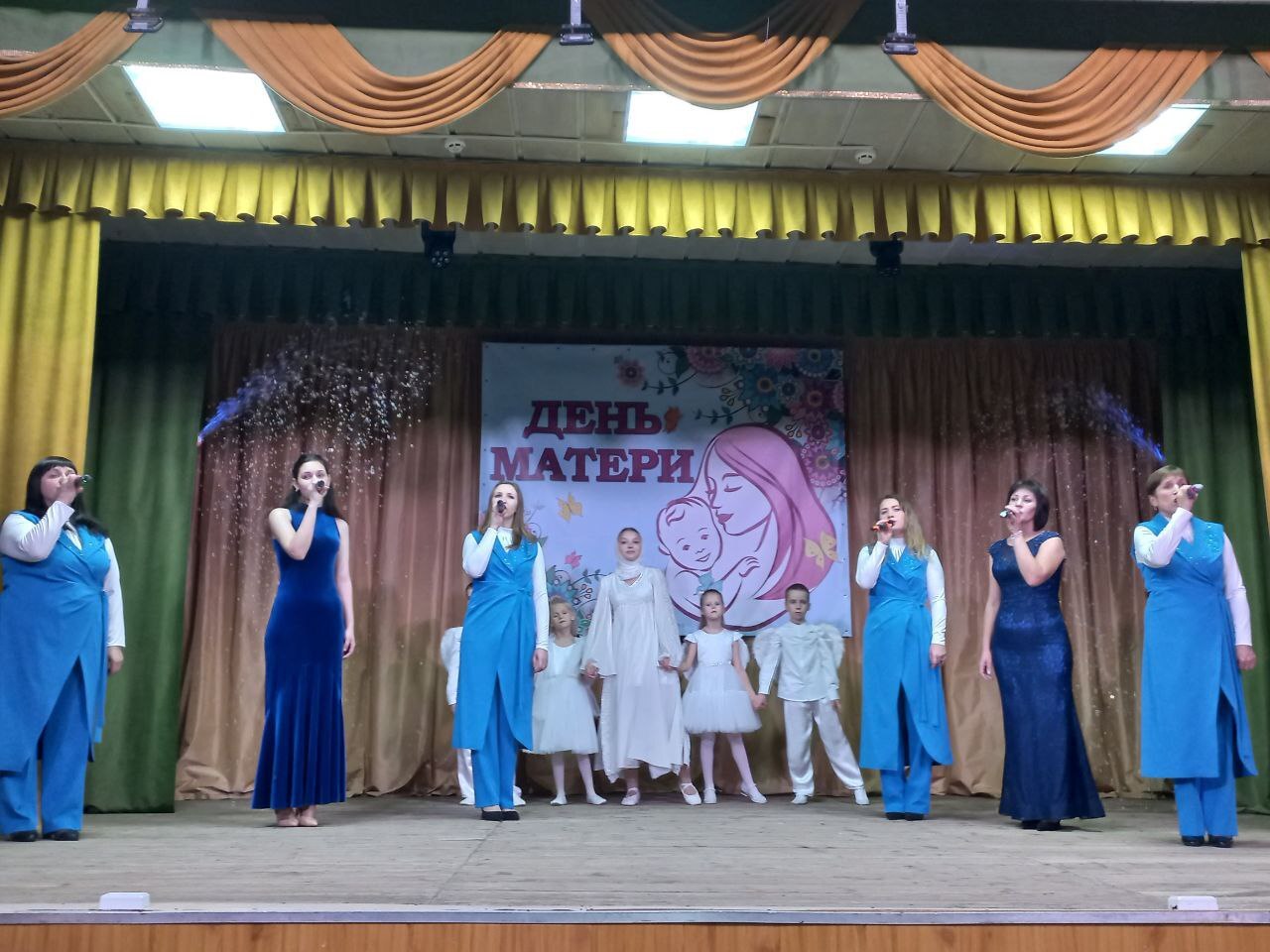 В Тимском РДК прозвучали слова любви и благодарности в честь Дня матери В Тимском РДК прозвучали слова любви и благодарности в честь Дня матери