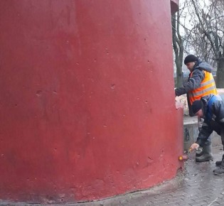 Сегодня подрядчик комитета городского хозяйства приступил к работам по приведению территории сквера «Гулливер» в порядок