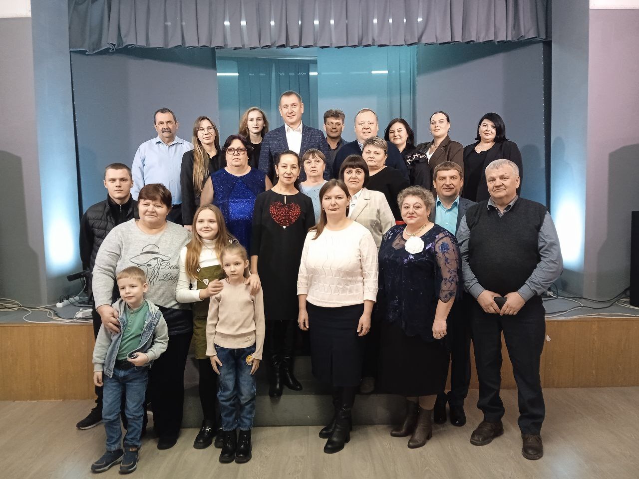 День матери. Сегодня, в преддверии празднования Дня матери, в областном Доме народного творчества чествовали матерей - жительниц Кореневского района, внесших вклад в воспитание своих детей, внуков, в развитие сельского... День матери. Сегодня, в преддверии празднования Дня матери, в областном Доме народного творчества чествовали матерей - жительниц Кореневского района, внесших вклад в воспитание своих детей, внуков, в развитие сельского...