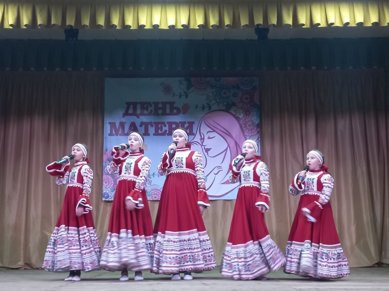 В Тимском РДК прозвучали слова любви и благодарности в честь Дня матери