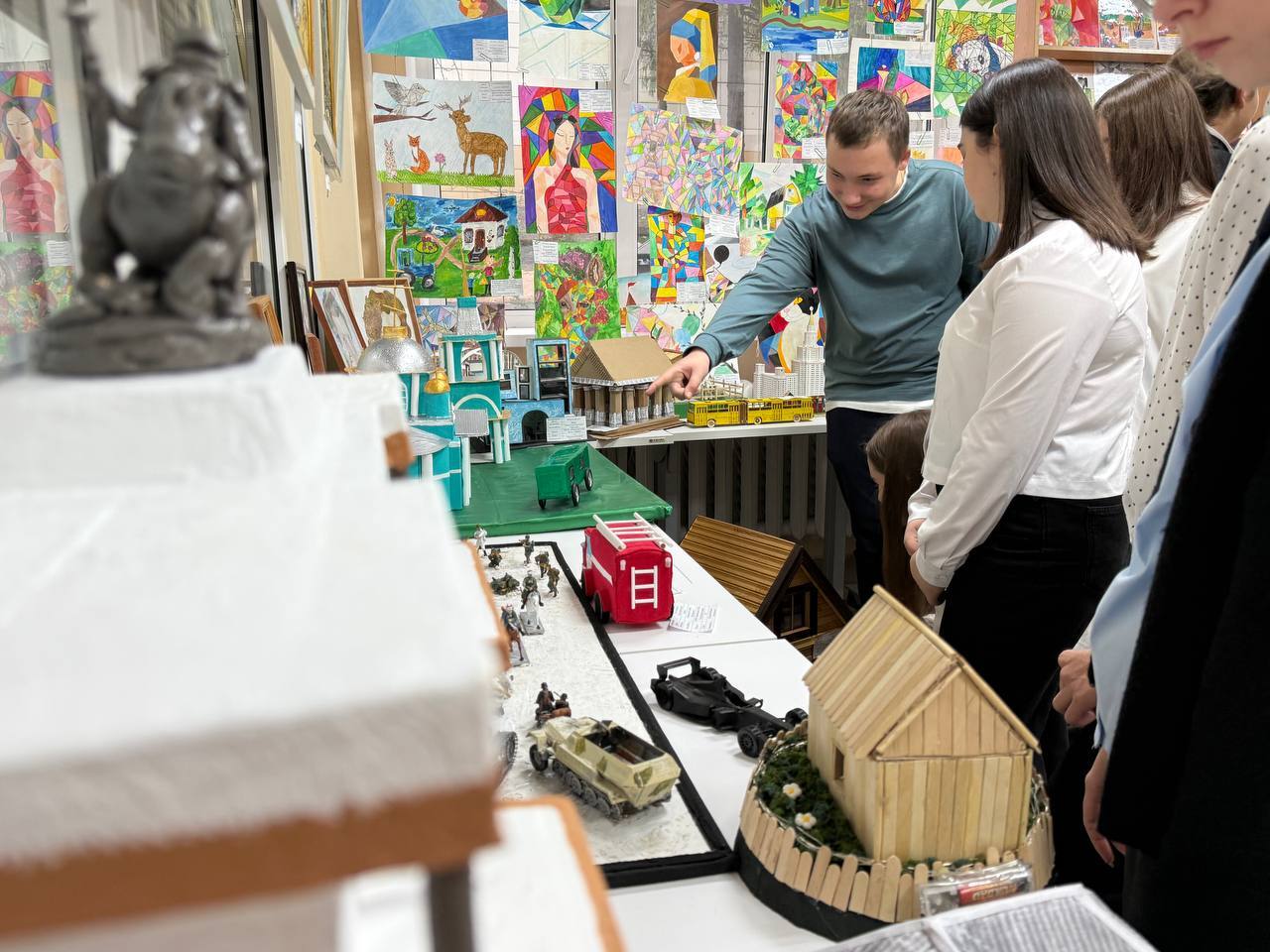 Курские школьники посетили выставку «Дети + математика = творчество» Курские школьники посетили выставку «Дети + математика = творчество»