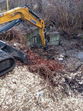 В Курске чистят водоотводную канаву на Понизовке