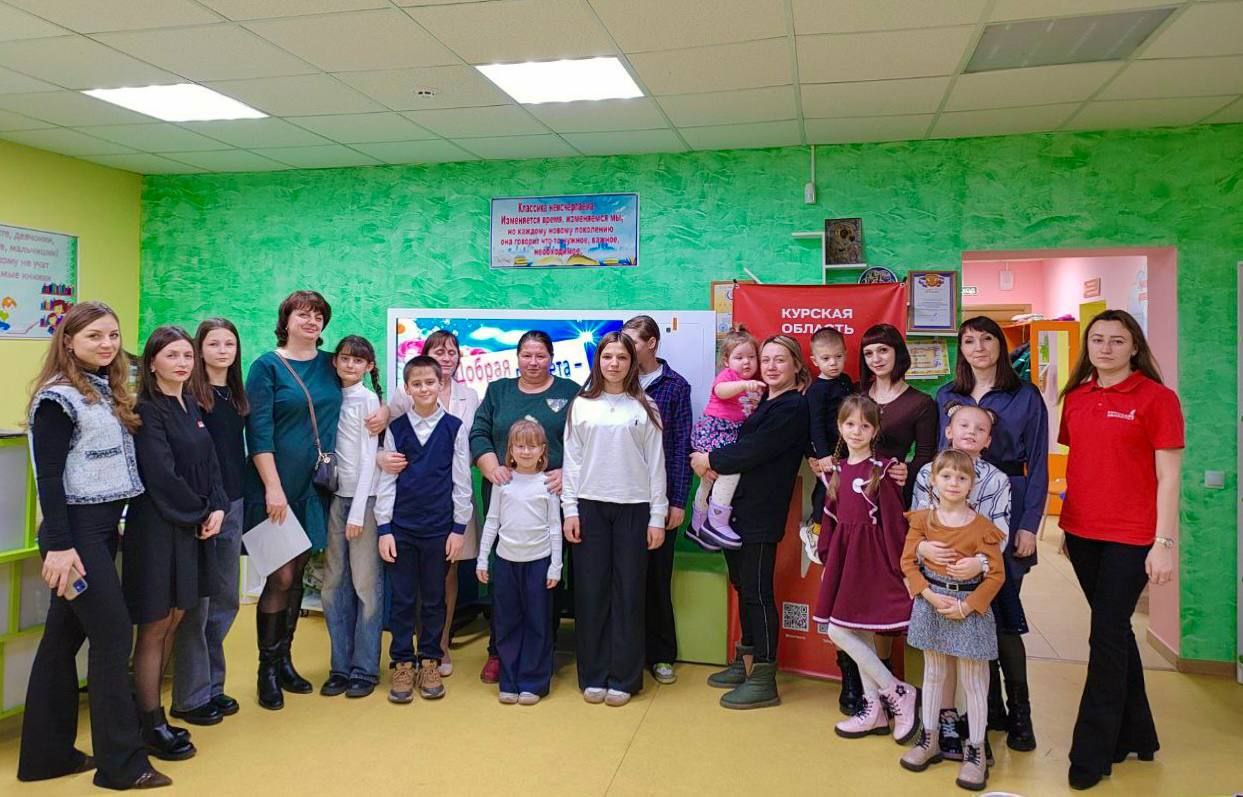 Специалисты отдела ЗАГС Администрации Дмитриевского района совместно с местным отделением Движения Первых приняли участие во Всероссийской акции «Спасибо маме»,посвященной Дню Матери в России, которая состоялась на площадке... Специалисты отдела ЗАГС Администрации Дмитриевского района совместно с местным отделением Движения Первых приняли участие во Всероссийской акции «Спасибо маме»,посвященной Дню Матери в России, которая состоялась на площадке...