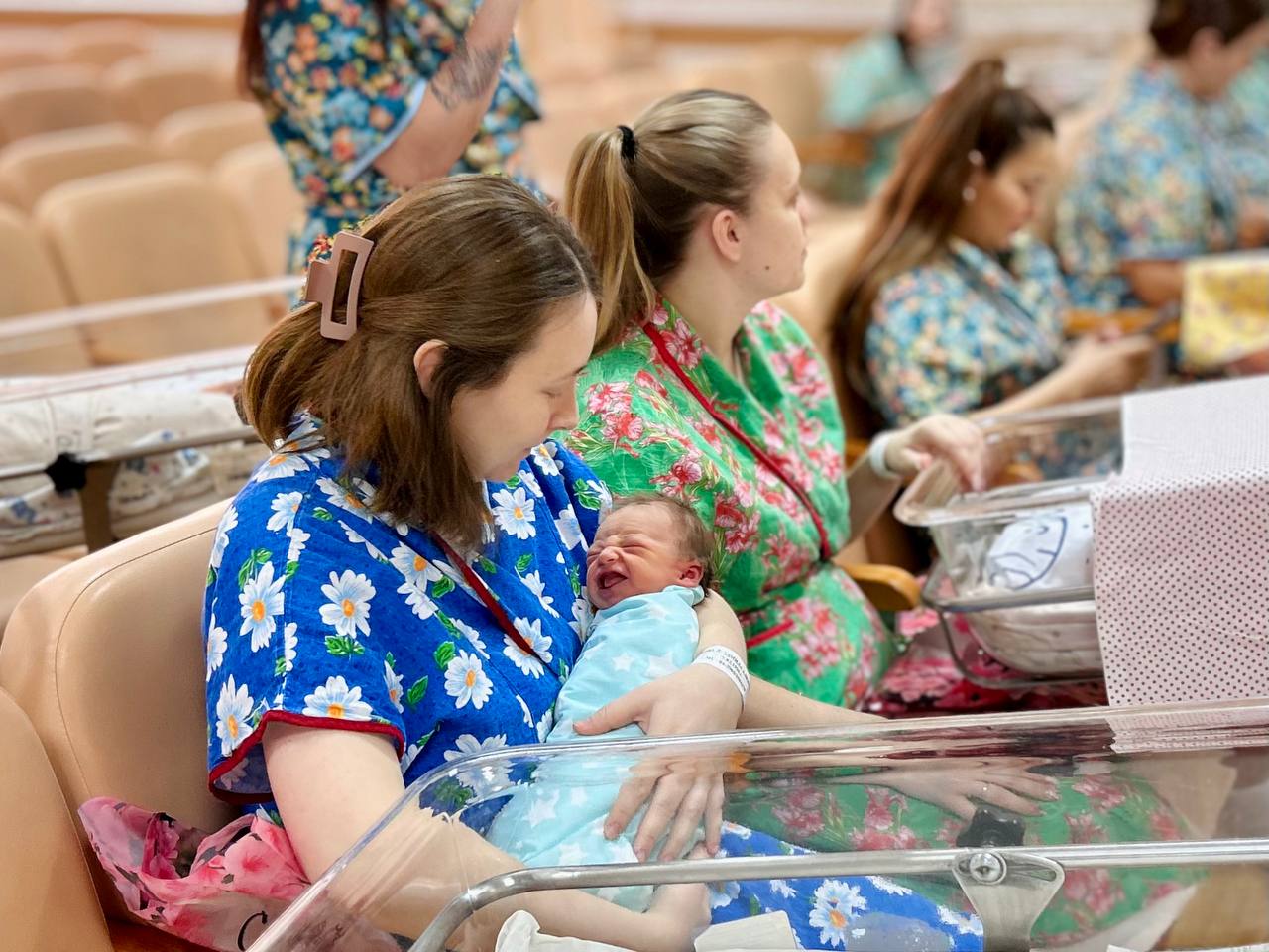 Новоиспеченным курским мамам вручили первые читательские билеты детей Новоиспеченным курским мамам вручили первые читательские билеты детей