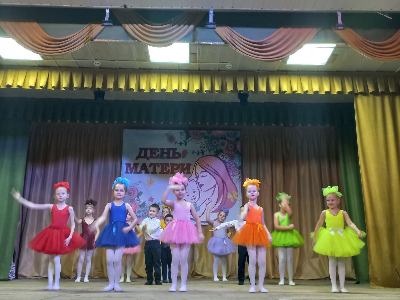 В Тимском РДК прозвучали слова любви и благодарности в честь Дня матери В Тимском РДК прозвучали слова любви и благодарности в честь Дня матери