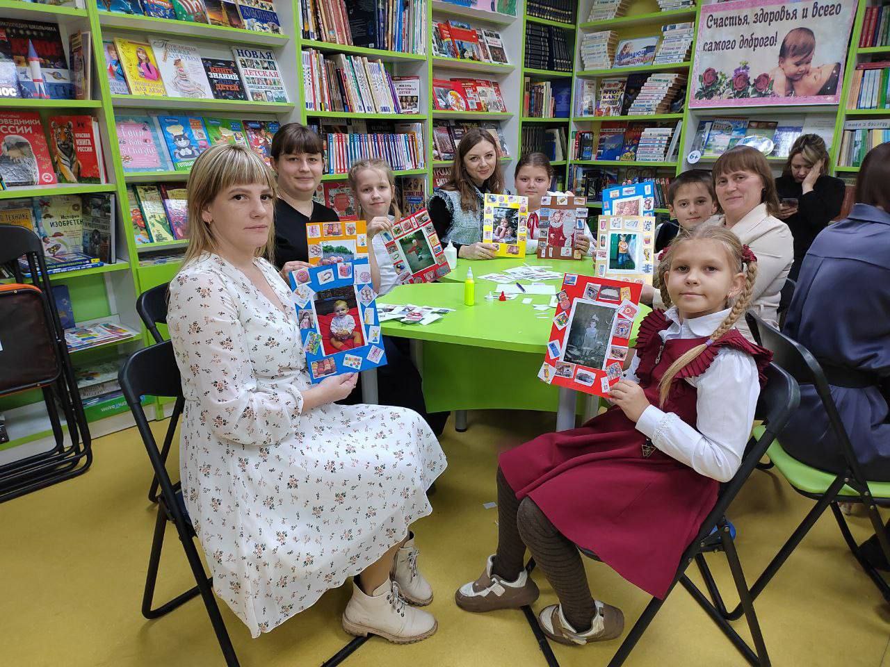 Специалисты отдела ЗАГС Администрации Дмитриевского района совместно с местным отделением Движения Первых приняли участие во Всероссийской акции «Спасибо маме»,посвященной Дню Матери в России, которая состоялась на площадке... Специалисты отдела ЗАГС Администрации Дмитриевского района совместно с местным отделением Движения Первых приняли участие во Всероссийской акции «Спасибо маме»,посвященной Дню Матери в России, которая состоялась на площадке...