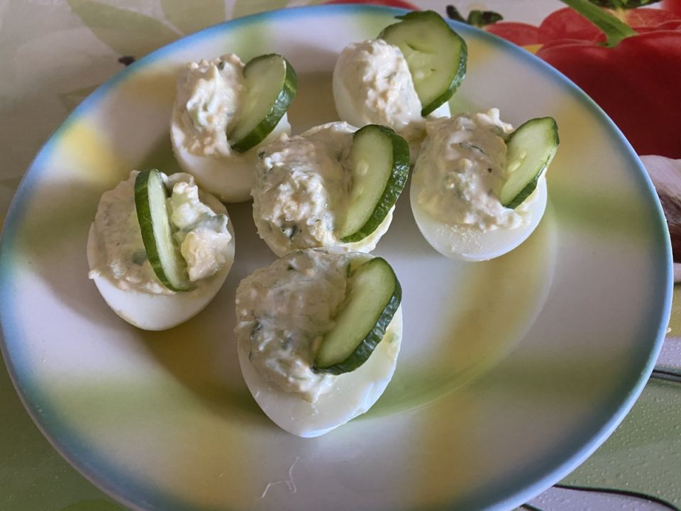 Простота и вкус: яичные закуски с огурцом для любого стола