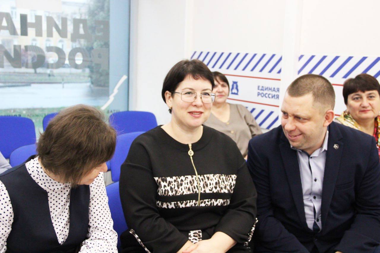 Выдающиеся мамы Глушковского района в гостях штаба общественной поддержки Единой России Выдающиеся мамы Глушковского района в гостях штаба общественной поддержки Единой России