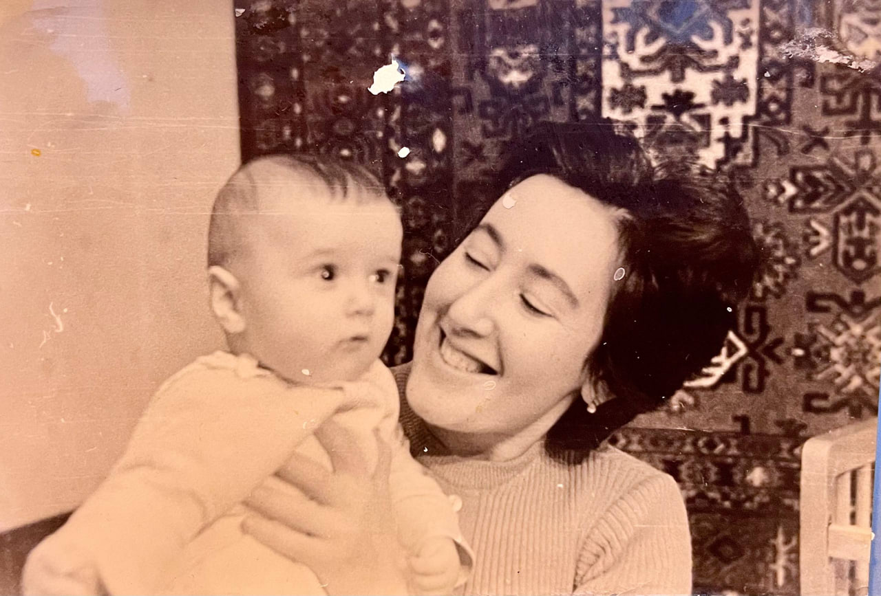 Губернатор опубликовал трогательное фото с мамой в День матери