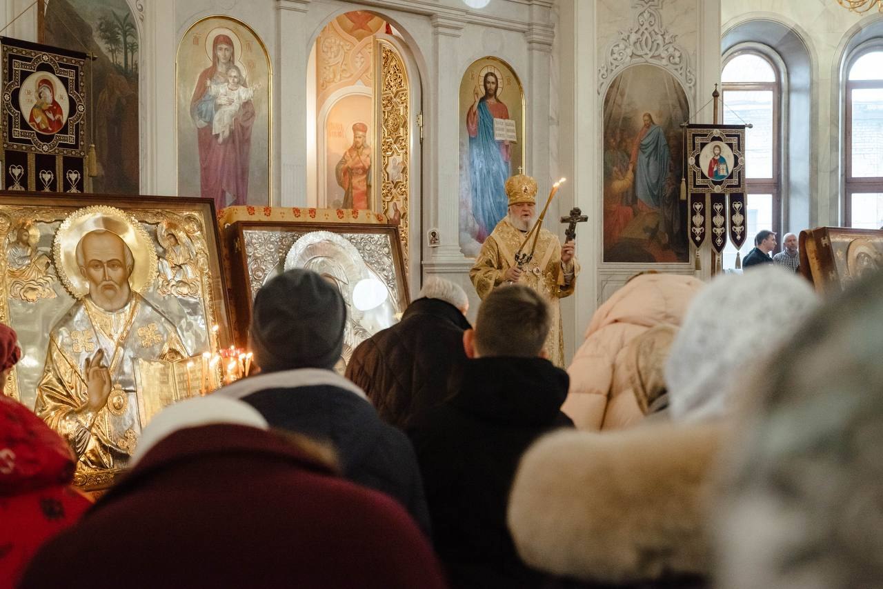 Сегодняшнее утро губернатор Курской области Александр Хинштейн провёл вместе с православными курянами на службе в Воскресенском храме Сегодняшнее утро губернатор Курской области Александр Хинштейн провёл вместе с православными курянами на службе в Воскресенском храме