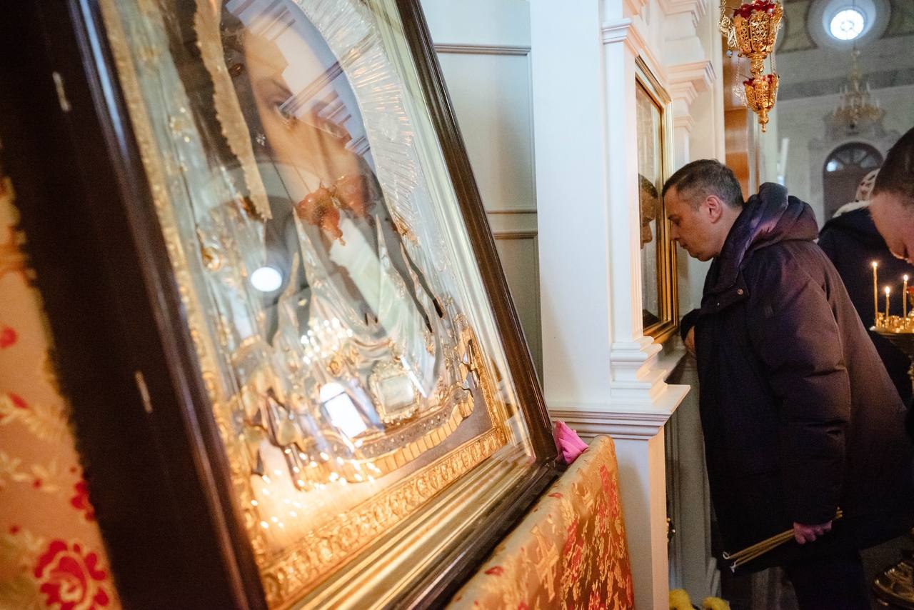 Сегодняшнее утро губернатор Курской области Александр Хинштейн провёл вместе с православными курянами на службе в Воскресенском храме Сегодняшнее утро губернатор Курской области Александр Хинштейн провёл вместе с православными курянами на службе в Воскресенском храме