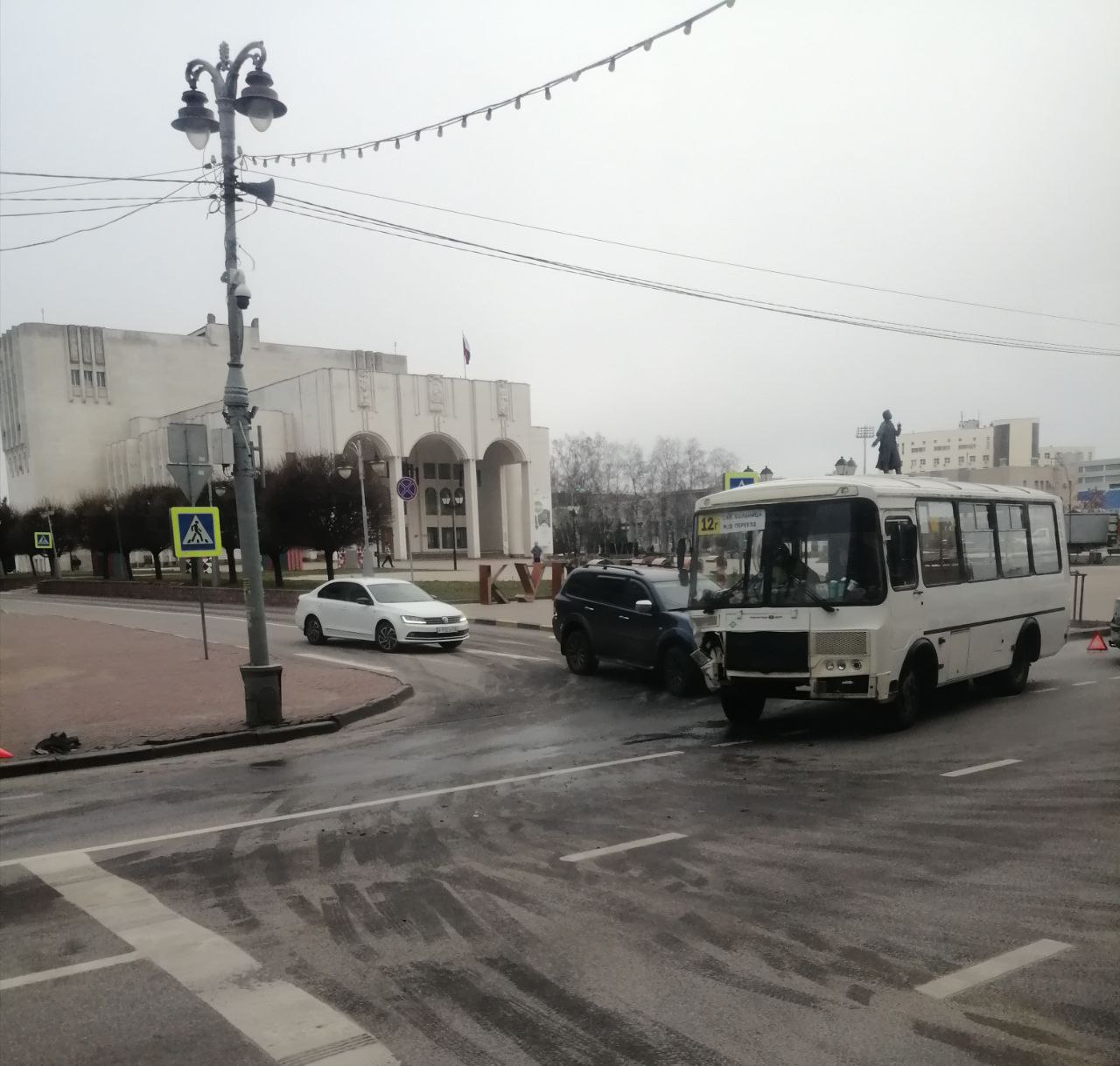 В центре Курска попал в аварию автобус