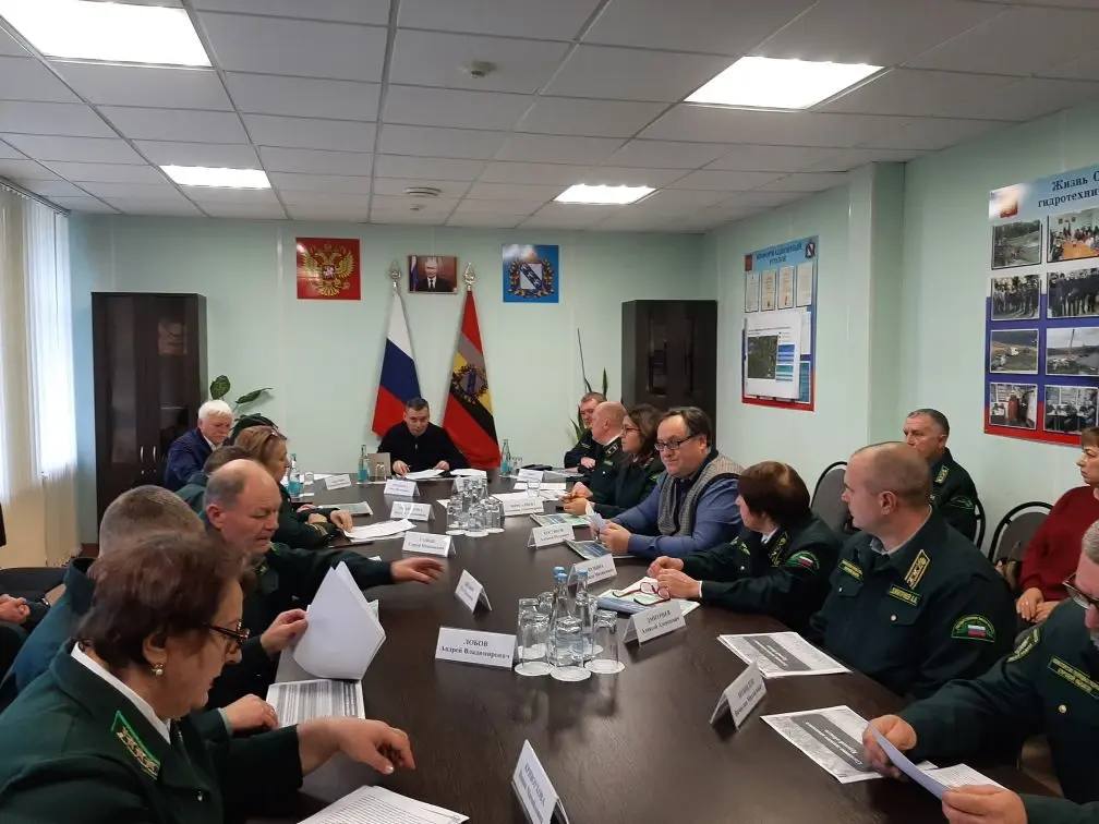 Ключи от семи новых автомобилей вручили сегодня сотрудникам Минприроды Курской области Ключи от семи новых автомобилей вручили сегодня сотрудникам Минприроды Курской области