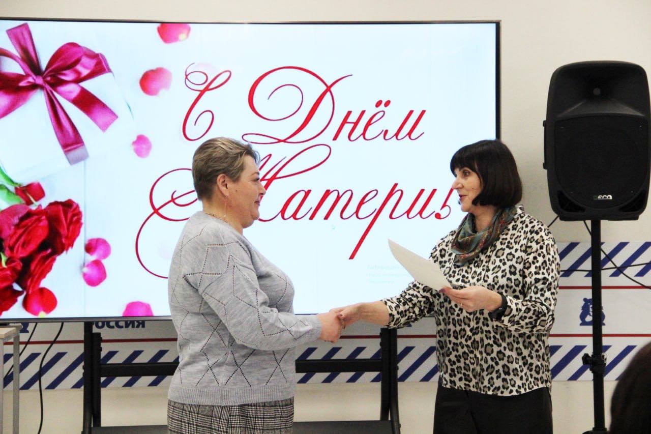 Выдающиеся мамы Глушковского района в гостях штаба общественной поддержки Единой России Выдающиеся мамы Глушковского района в гостях штаба общественной поддержки Единой России