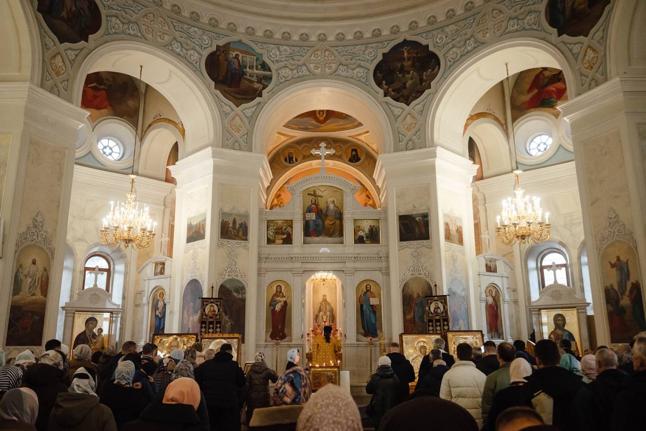 Губернатор Александр Хинштейн посетил службу в Воскресенском храме Губернатор Александр Хинштейн посетил службу в Воскресенском храме