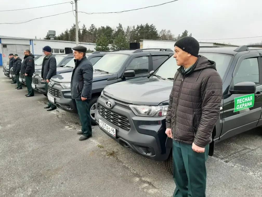 Ключи от семи новых автомобилей вручили сегодня сотрудникам Минприроды Курской области