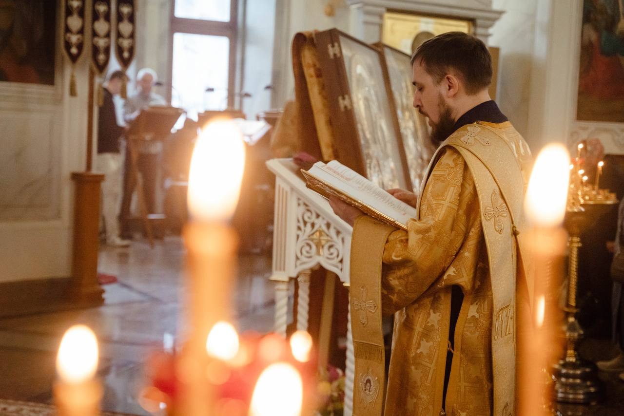 Сегодняшнее утро губернатор Курской области Александр Хинштейн провёл вместе с православными курянами на службе в Воскресенском храме Сегодняшнее утро губернатор Курской области Александр Хинштейн провёл вместе с православными курянами на службе в Воскресенском храме