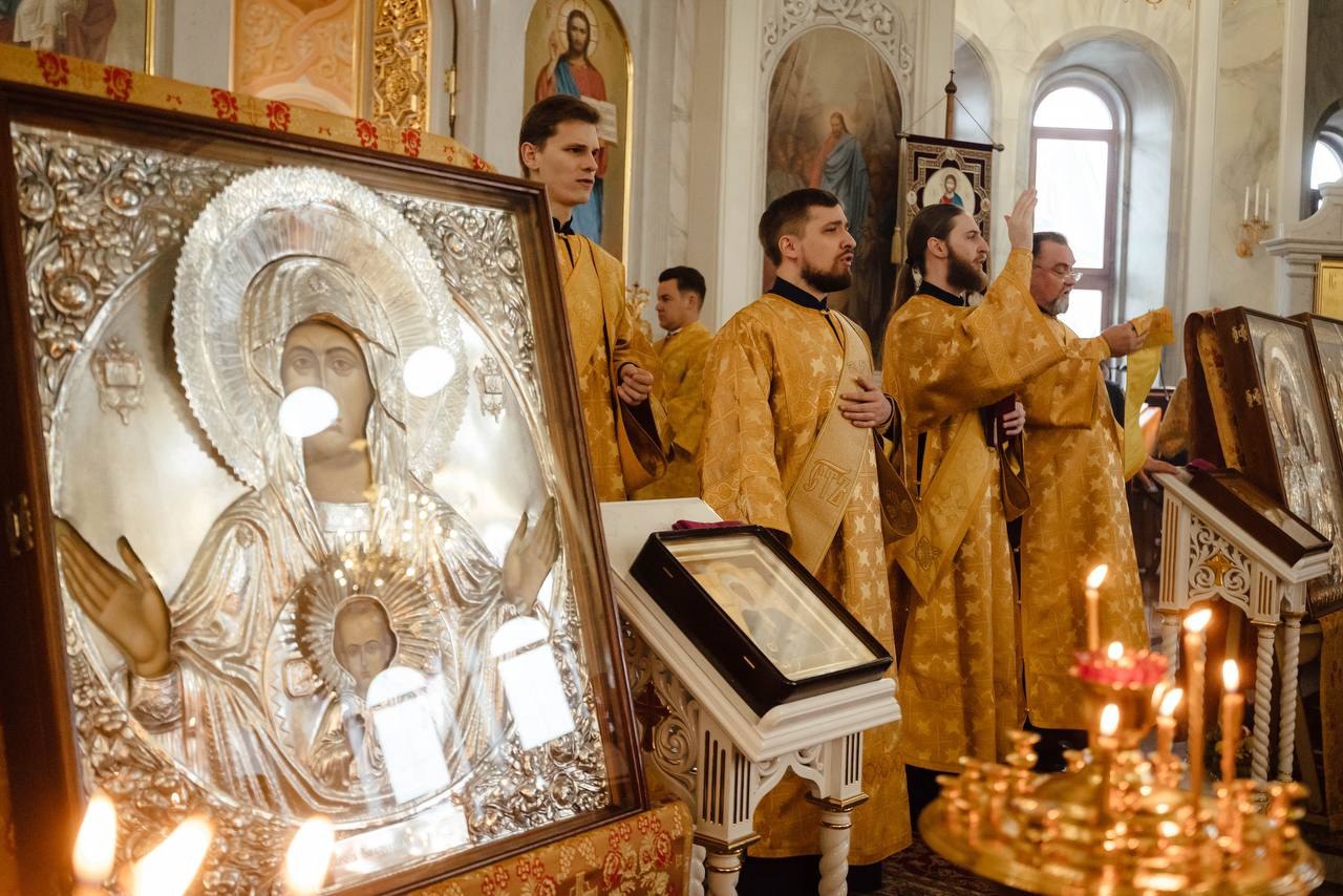Сегодняшнее утро губернатор Курской области Александр Хинштейн провёл вместе с православными курянами на службе в Воскресенском храме Сегодняшнее утро губернатор Курской области Александр Хинштейн провёл вместе с православными курянами на службе в Воскресенском храме